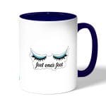 كوب قهوة بمقبض ازرق داكن بتصميم رموش