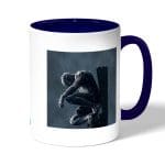 كوب قهوة بمقبض ازرق داكن بتصميم سبايدر مان الاسود