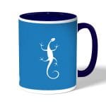 كوب قهوة بمقبض ازرق داكن بتصميم سحليه