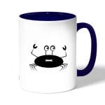 كوب قهوة بمقبض ازرق داكن بتصميم سلطعون خائف