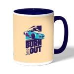 كوب قهوة بمقبض ازرق داكن بتصميم سيارة سباق