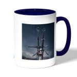 كوب قهوة بمقبض ازرق داكن بتصميم سيف فضي أفعواني من ذا ويتشر 3 وايلد هانت