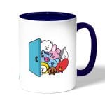 كوب قهوة بمقبض ازرق داكن بتصميم عائلة بانقتان شخصيات BTS