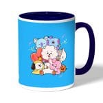 كوب قهوة بمقبض ازرق داكن بتصميم عناق أر جي شخصيات BT21