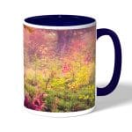 كوب قهوة بمقبض ازرق داكن بتصميم غابه ورود