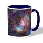 كوب قهوة بمقبض ازرق داكن بتصميم فضاء بنفسجي