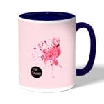 كوب قهوة بمقبض ازرق داكن بتصميم فلامنجو وردي