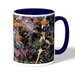 كوب قهوة بمقبض ازرق داكن بتصميم فن تجريدي