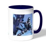 كوب قهوة بمقبض ازرق داكن بتصميم فورت نايت تسلق جبل جليدي