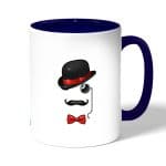 كوب قهوة بمقبض ازرق داكن بتصميم قبعة وشوارب