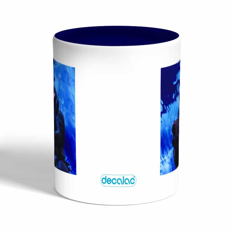 كوب-قهوة-بمقبض-ازرق-داكن-بتصميم-قتال-رافين-فورتنايت-1