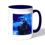 كوب قهوة بمقبض ازرق داكن بتصميم قتال رافين فورتنايت