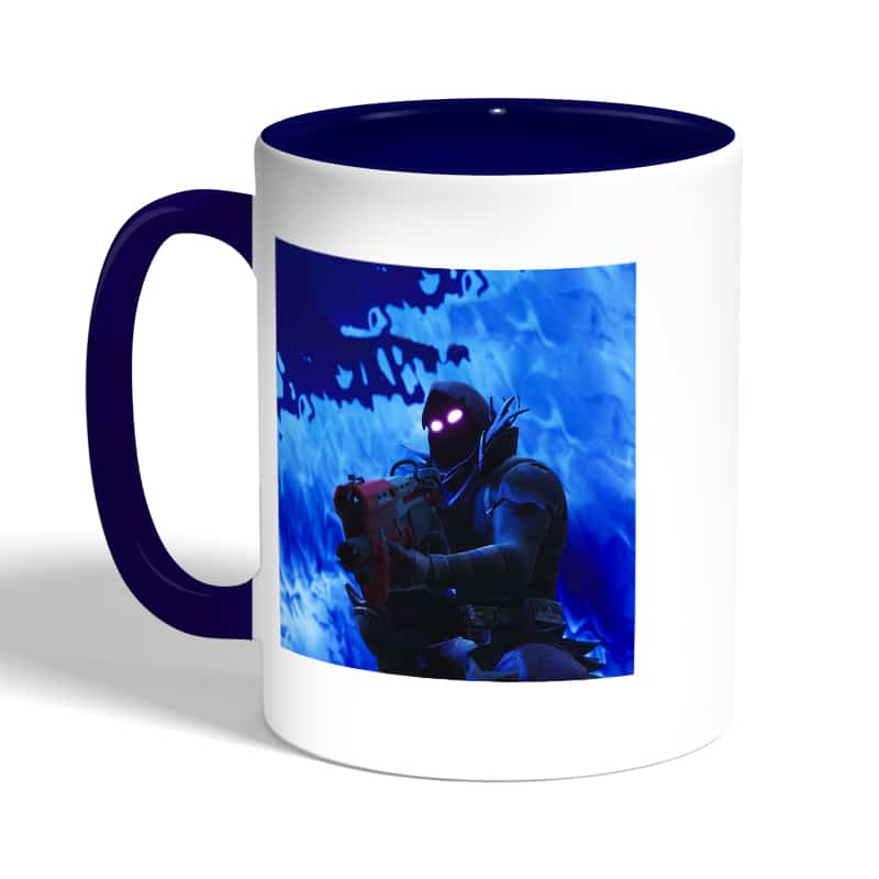 كوب-قهوة-بمقبض-ازرق-داكن-بتصميم-قتال-رافين-فورتنايت-2