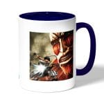 كوب قهوة بمقبض ازرق داكن بتصميم قتال مع عملاق هجوم العمالقة