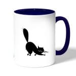 كوب قهوة بمقبض ازرق داكن بتصميم قط اسود