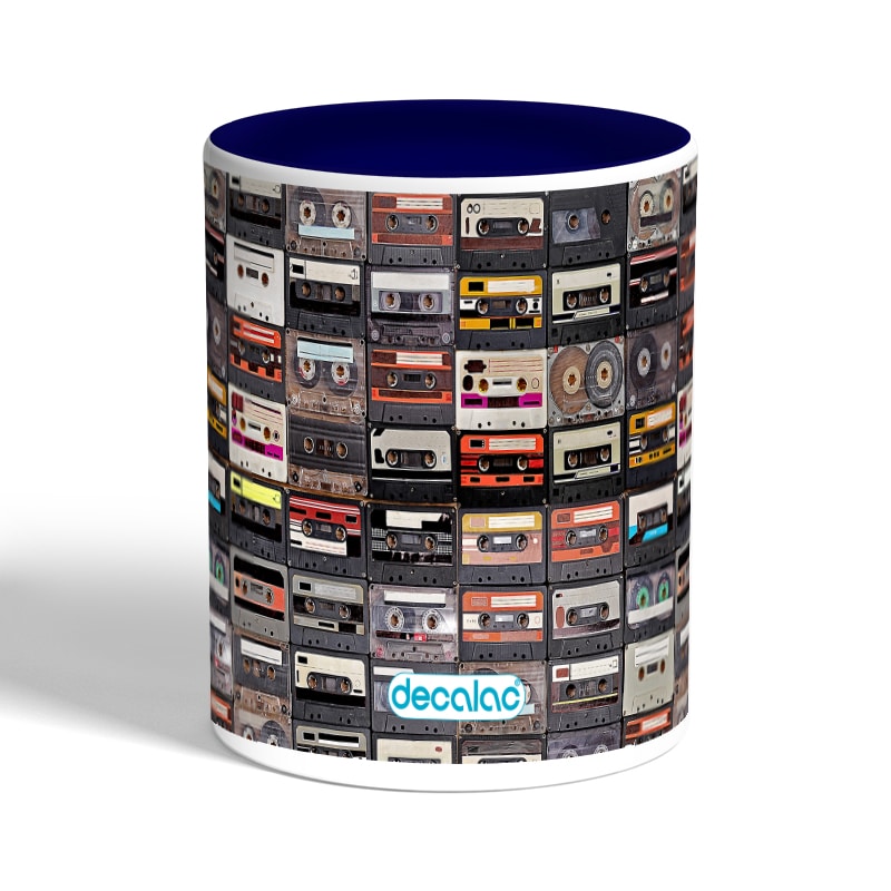 كوب-قهوة-بمقبض-ازرق-داكن-بتصميم-كاسيت-موسيقي-1