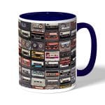 كوب قهوة بمقبض ازرق داكن بتصميم كاسيت موسيقي