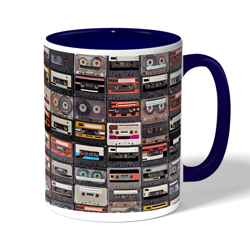 كوب قهوة بمقبض ازرق داكن بتصميم كاسيت موسيقي كوب قهوة بمقبض ازرق داكن بتصميم كاسيت موسيقي