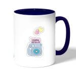 كوب قهوة بمقبض ازرق داكن بتصميم كرتون كاميرا