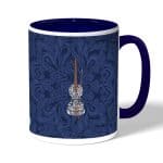 كوب قهوة بمقبض ازرق داكن بتصميم كمان مزخرف