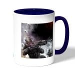 كوب قهوة بمقبض ازرق داكن بتصميم كول أوف ديوتي بداية الحرب