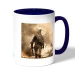 كوب قهوة بمقبض ازرق داكن بتصميم كول أوف ديوتي نيران المعركه