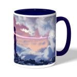 كوب قهوة بمقبض ازرق داكن بتصميم لحظه اللقاء انمي أسمك