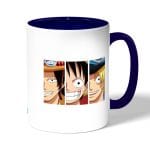 كوب قهوة بمقبض ازرق داكن بتصميم لوفي وشقيقاه ون بيس