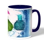 كوب قهوة بمقبض ازرق داكن بتصميم مناكير