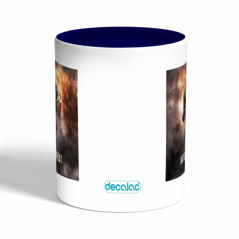 كوب-قهوة-بمقبض-ازرق-داكن-بتصميم-نداء-الواجب-باتلفيلد-1