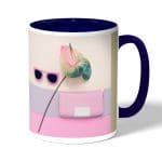 كوب قهوة بمقبض ازرق داكن بتصميم ورد مميز