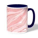 كوب قهوة بمقبض ازرق داكن بتصميم وردي