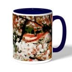 كوب قهوة بمقبض ازرق داكن بتصميم ورود