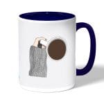 كوب قهوة بمقبض ازرق داكن بتصميم وقت القهوة