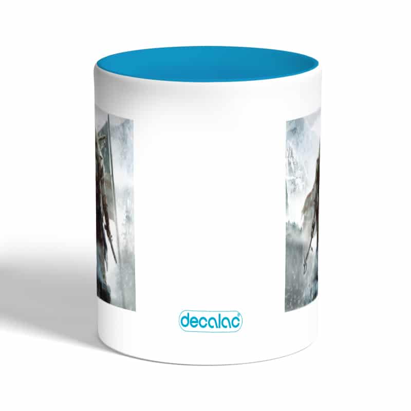 كوب-قهوة-بمقبض-ازرق-فاتح-بتصميم-أساسنز-كريد-الثورة-الأمريكية-1