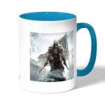 كوب قهوة بمقبض ازرق فاتح بتصميم أساسنز كريد الثورة الأمريكية