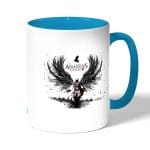 كوب قهوة بمقبض ازرق فاتح بتصميم أساسنز كريد الجناح الأسود