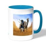 كوب قهوة بمقبض ازرق فاتح بتصميم أساسنز كريد حورس