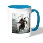 كوب قهوة بمقبض ازرق فاتح بتصميم أساسنز كريد وسط الحرب