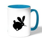 كوب قهوة بمقبض ازرق فاتح بتصميم ارنب مخيف