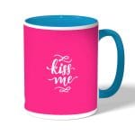 كوب قهوة بمقبض ازرق فاتح بتصميم اعطني قبلة