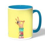 كوب قهوة بمقبض ازرق فاتح بتصميم اكسسوارات يد امرأة