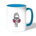 كوب قهوة بمقبض ازرق فاتح بتصميم الأستماع الى الموسيقى