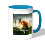 كوب قهوة بمقبض ازرق فاتح بتصميم الأميرة صاحبة القوس والسهم