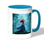 كوب قهوة بمقبض ازرق فاتح بتصميم الأميرة ميريدا مع القوس والسهم