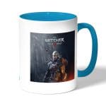 كوب قهوة بمقبض ازرق فاتح بتصميم الامساك برؤوس الوحوش ذا ويتشر 3 وايلد هانت