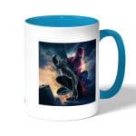 كوب قهوة بمقبض ازرق فاتح بتصميم الشر يسيطرعلى سبايدر مان