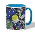 كوب قهوة بمقبض ازرق فاتح بتصميم الفضاء الخارجي