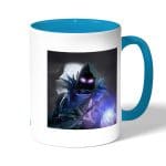 كوب قهوة بمقبض ازرق فاتح بتصميم المخيف رافين فورتنايت