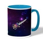 كوب قهوة بمقبض ازرق فاتح بتصميم جيتار ومفاتيح بيانو